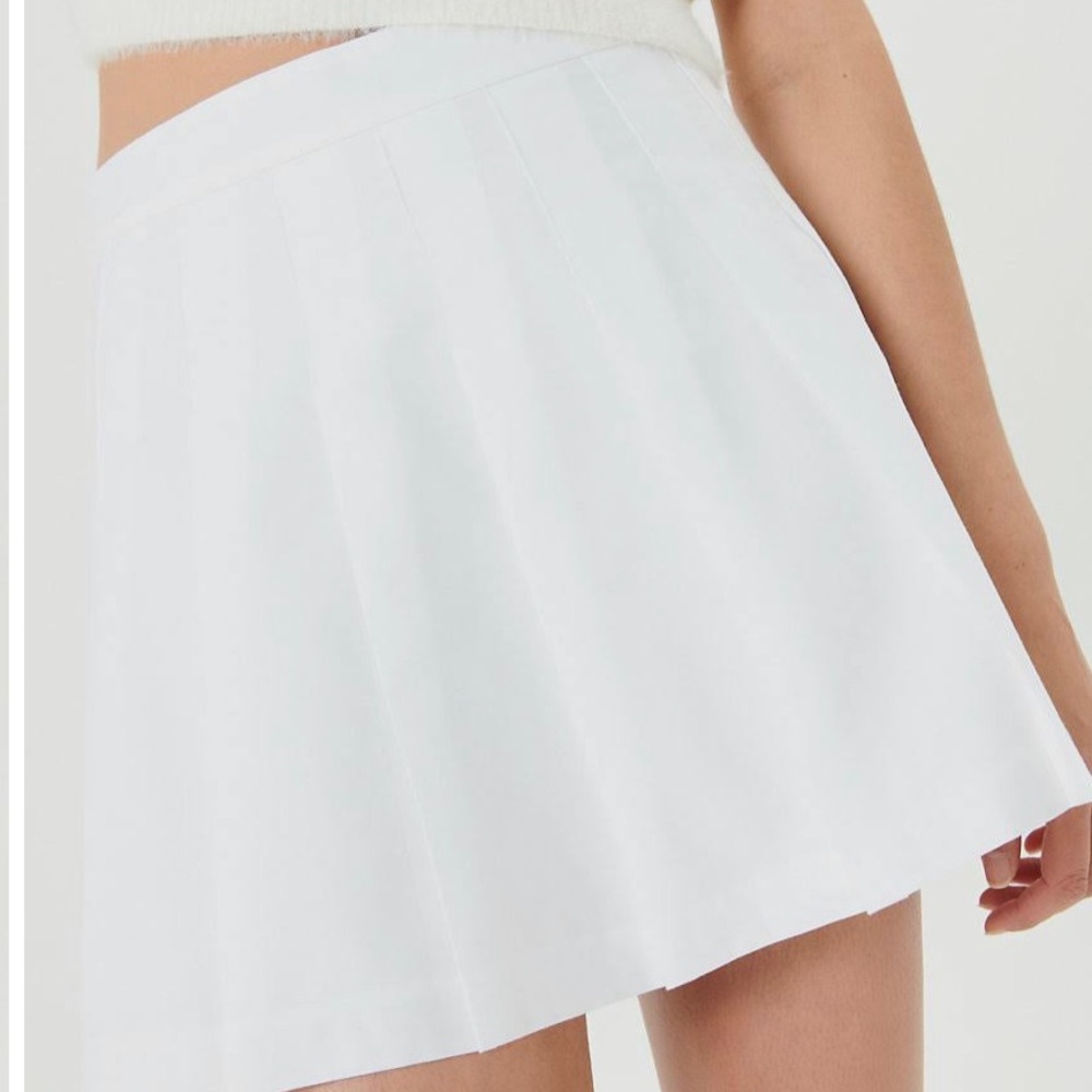 ARITZIA WHITE PLEATED SKIRT